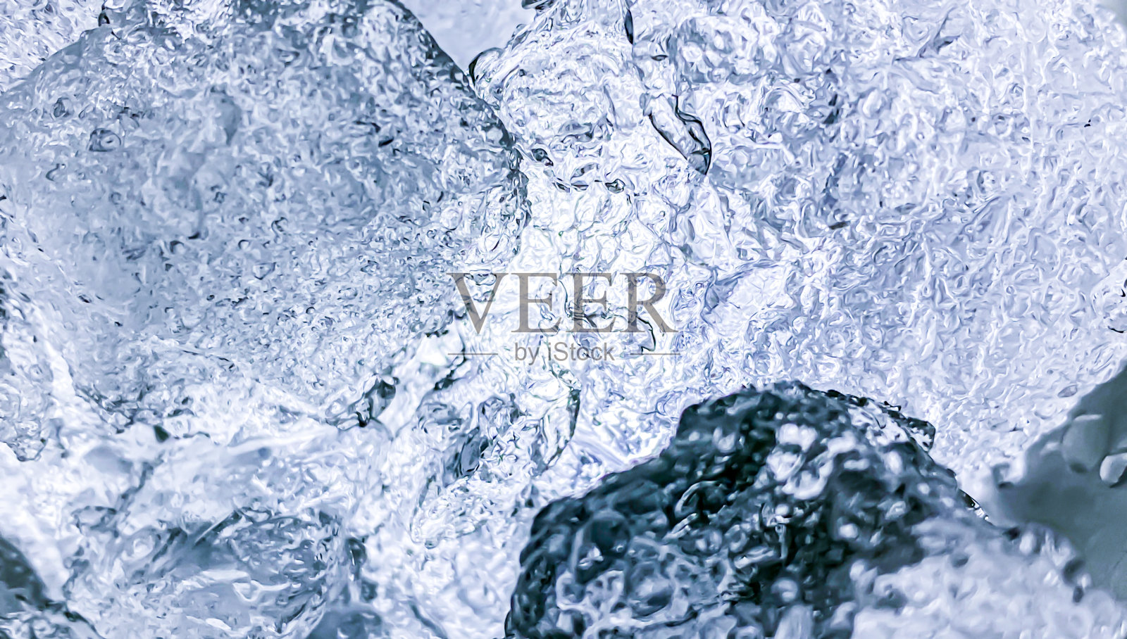 冰的背景，在炎热的日子里，冰块给人以清新的感觉，在夏天，冰是不可或缺的。它会帮助你恢复精力，让你感觉良好。照片摄影图片