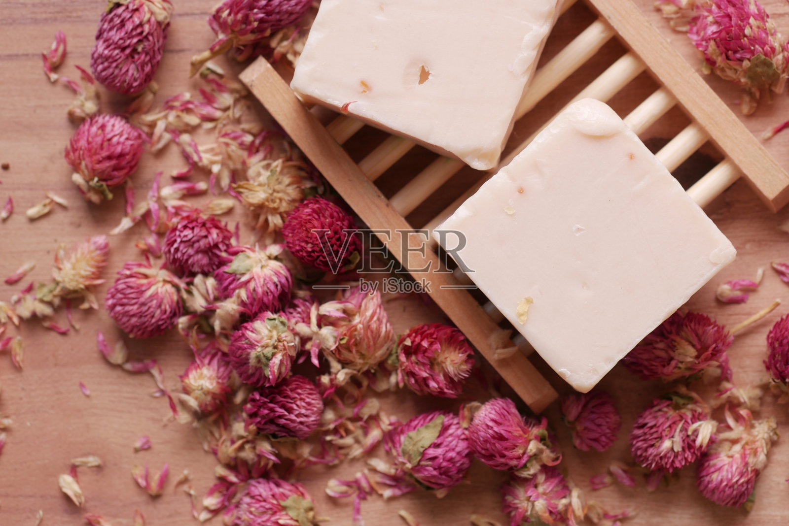 自制天然肥皂条和干花黑色背景照片摄影图片