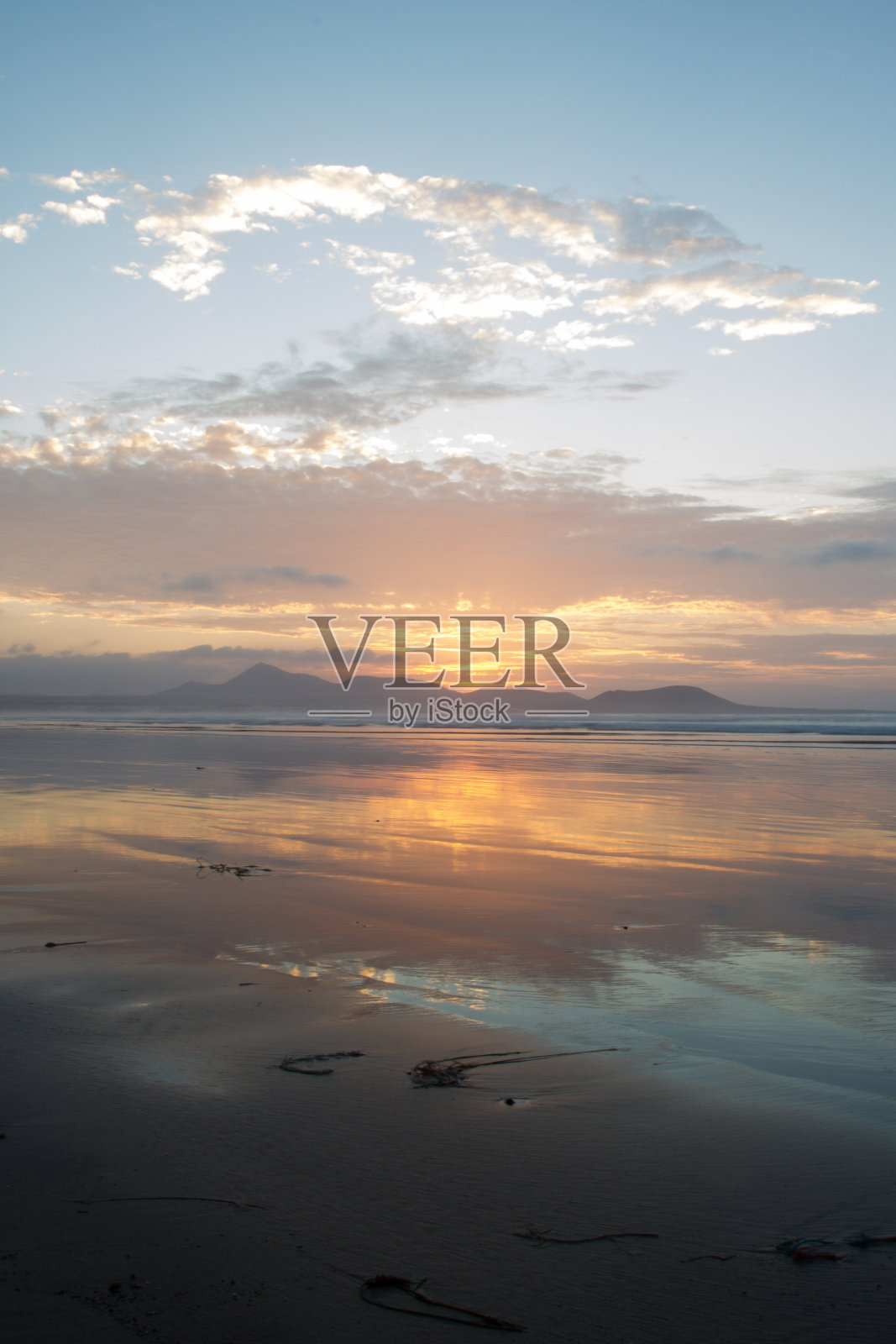 沙滩上美丽的金色夕阳。兰萨罗特，加那利群岛，西班牙2012-兰萨罗特-法玛拉照片摄影图片