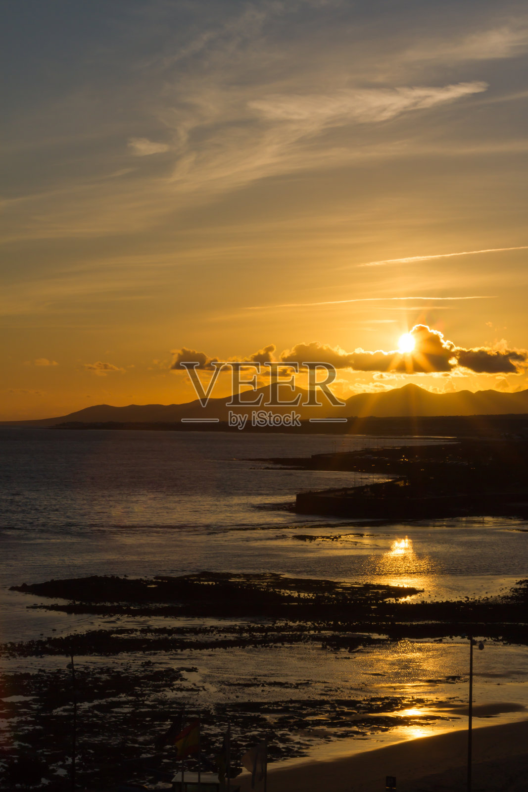 海滩上惊人的日落。西班牙，加那利群岛，兰萨罗特岛照片摄影图片