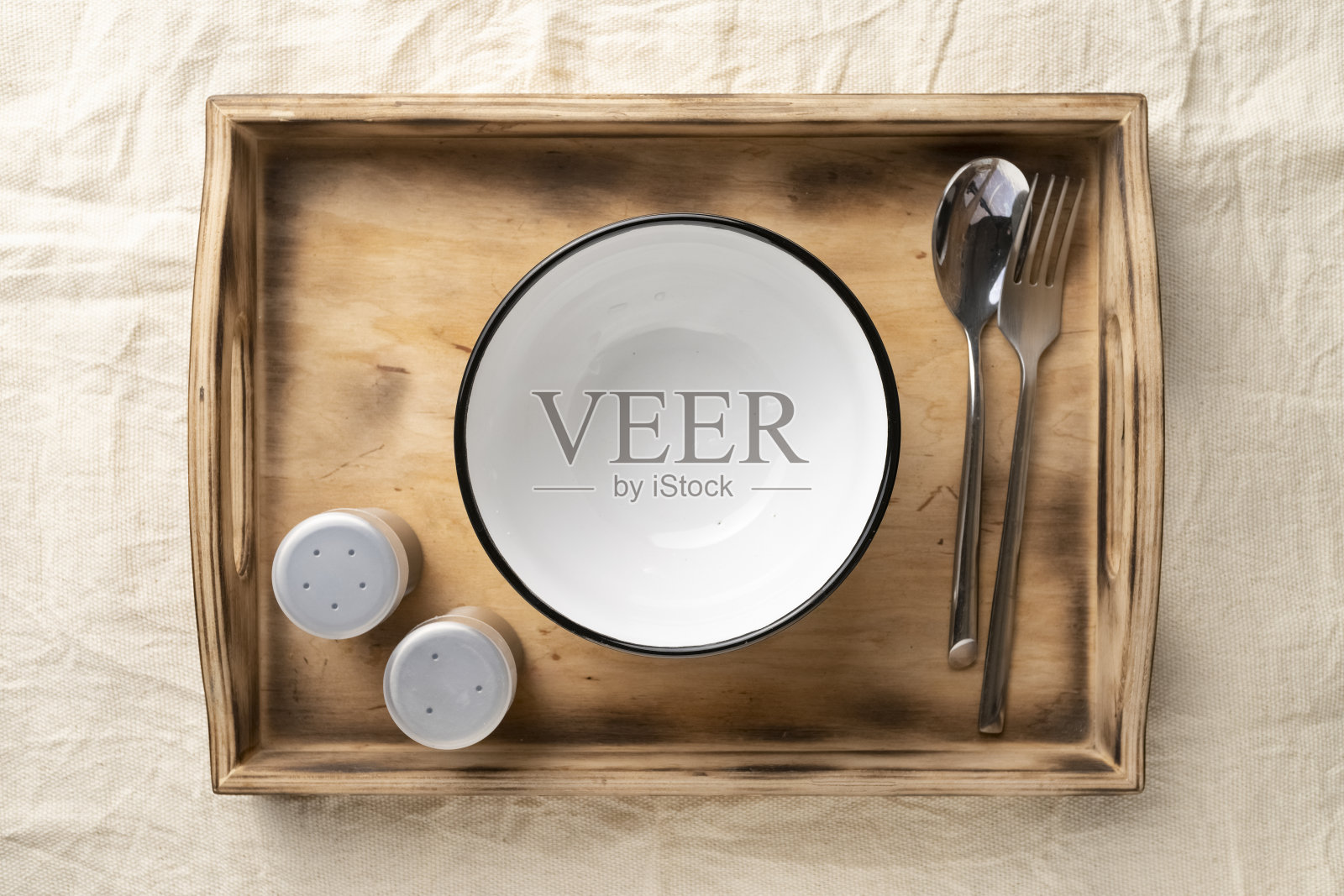 木制餐具盒里的空碗。照片摄影图片