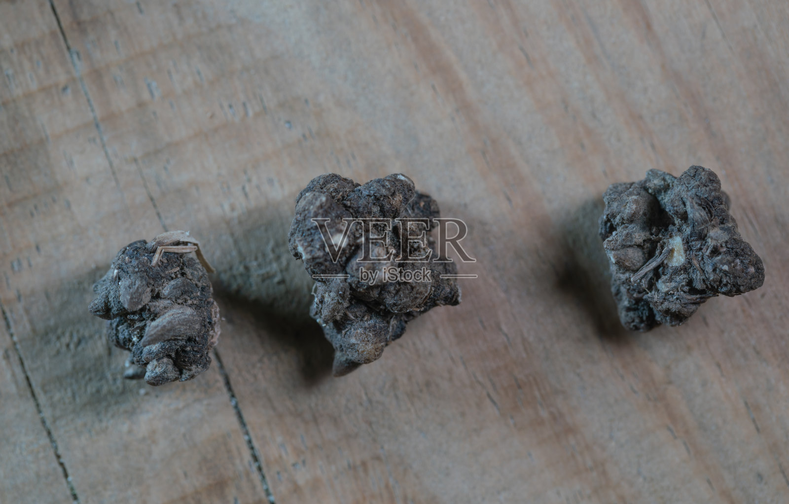 中药三联毛茛在木桌上照片摄影图片