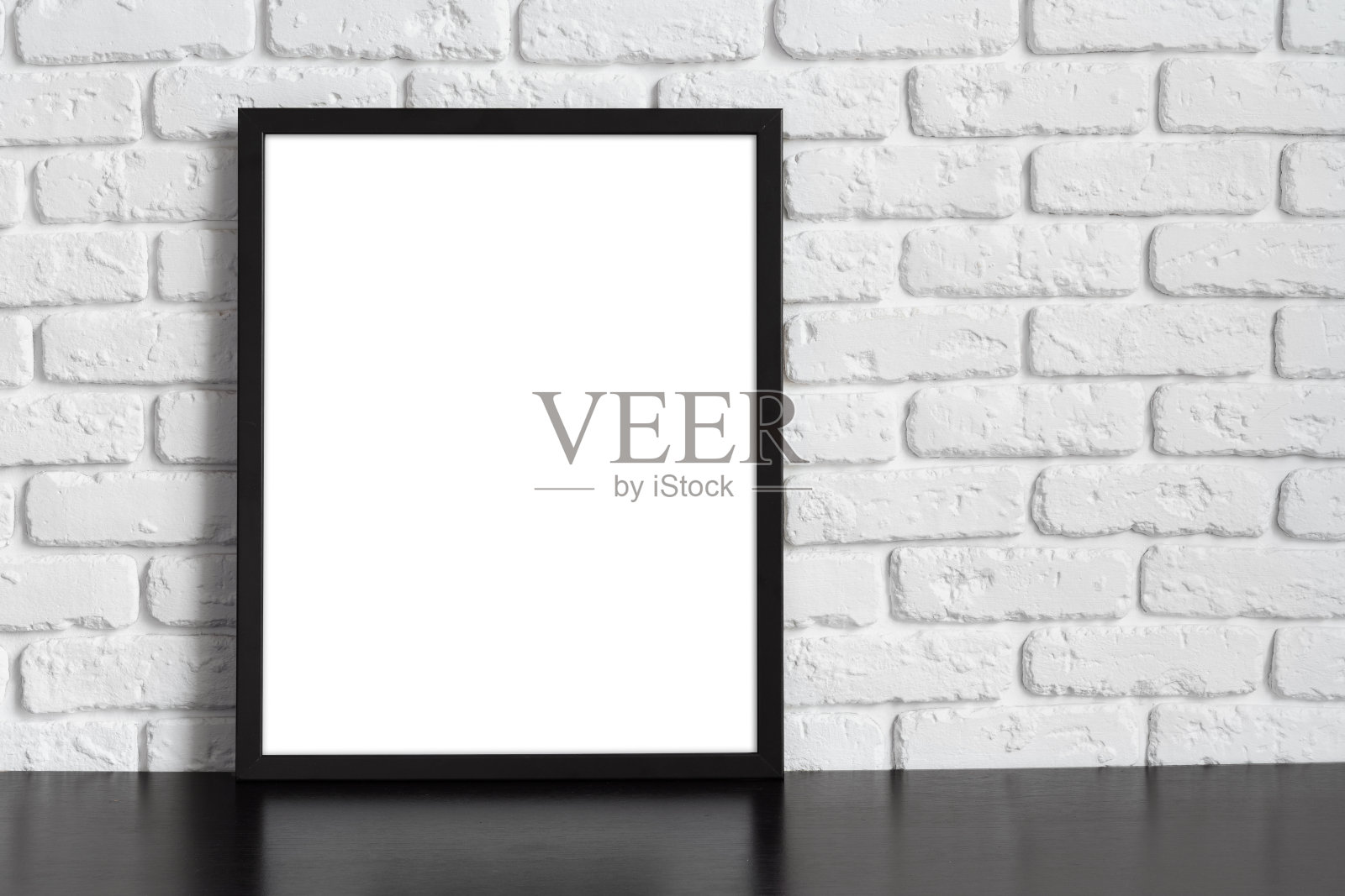 空白的相框靠在砖墙上，有复制空间照片摄影图片