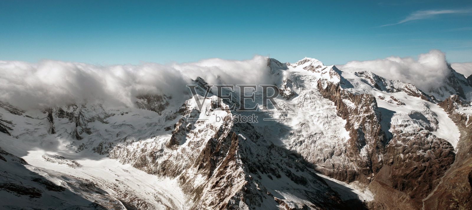 俄罗斯高加索地区有山谷的冬季雪山照片摄影图片