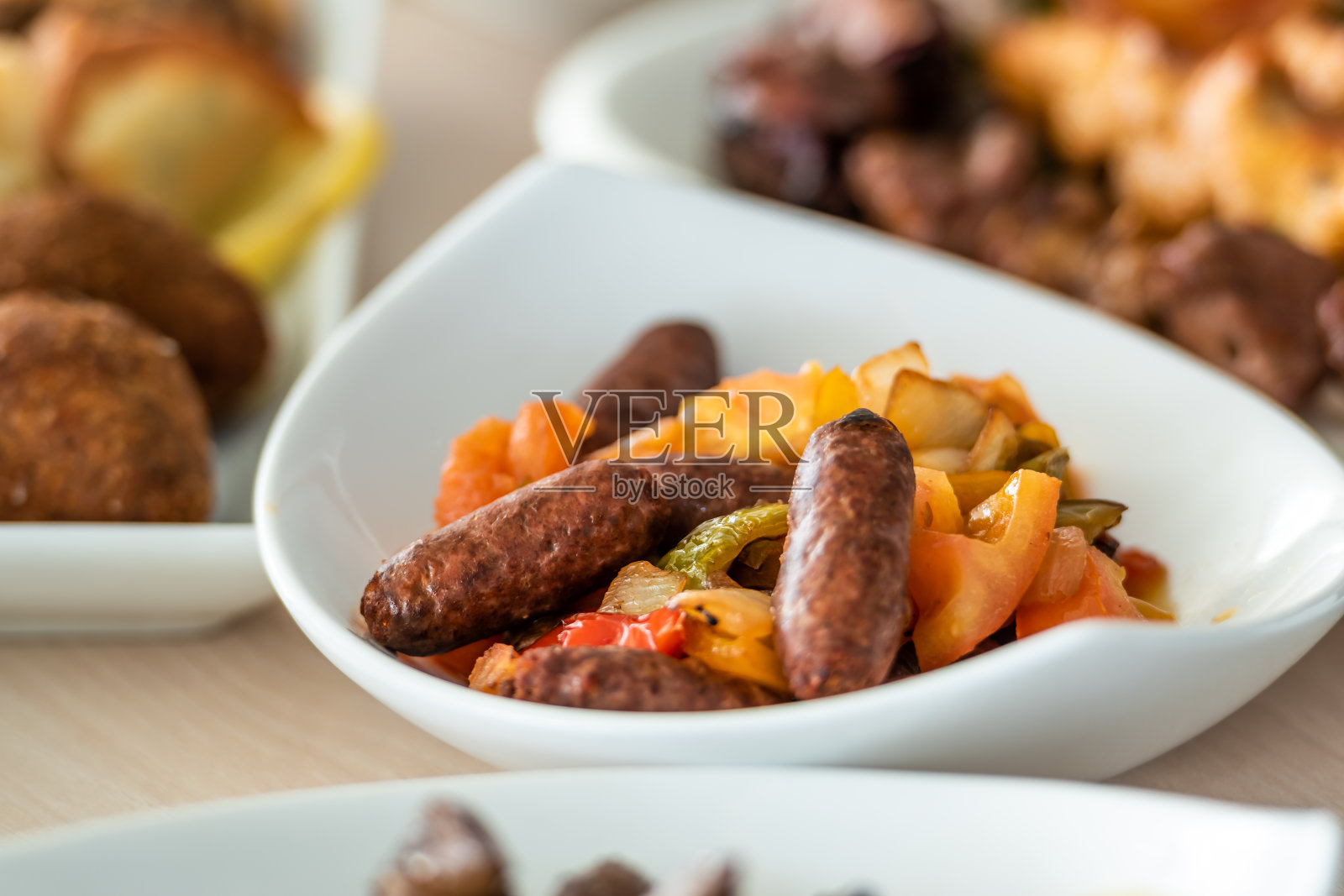 盘中烹制的美味香肠照片摄影图片