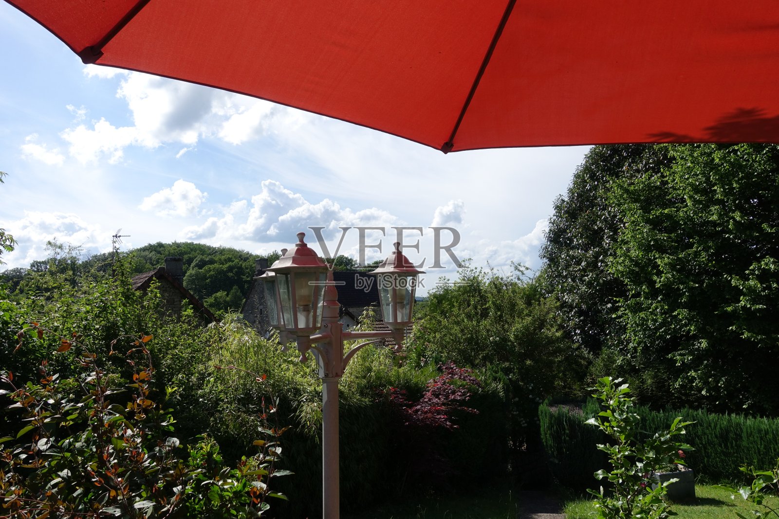 花园伞灯柱晴天气乡村春暖花开照片摄影图片