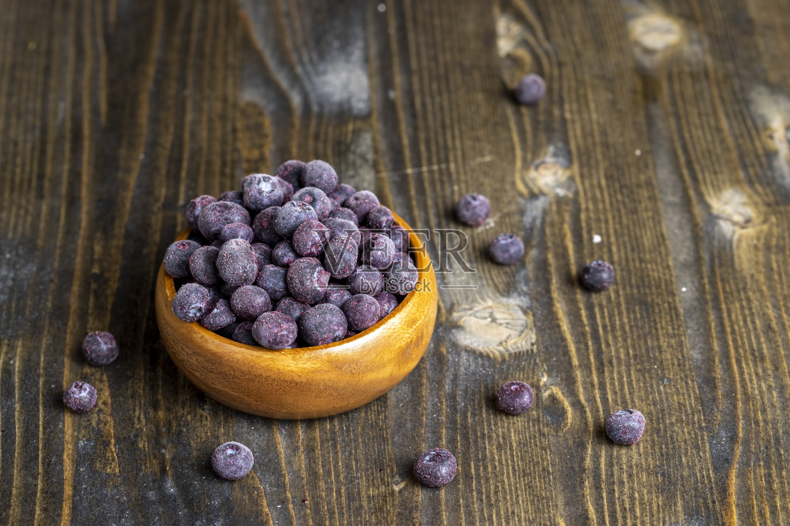 冰冻蓝莓放在木桌上照片摄影图片