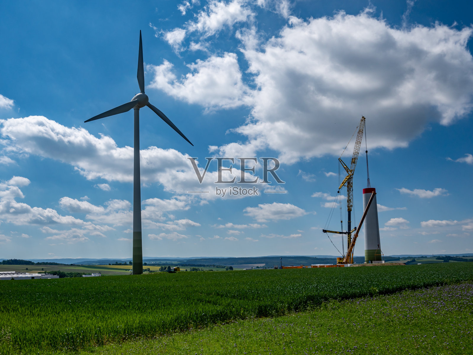 风力发电机组用于风能和新建筑照片摄影图片