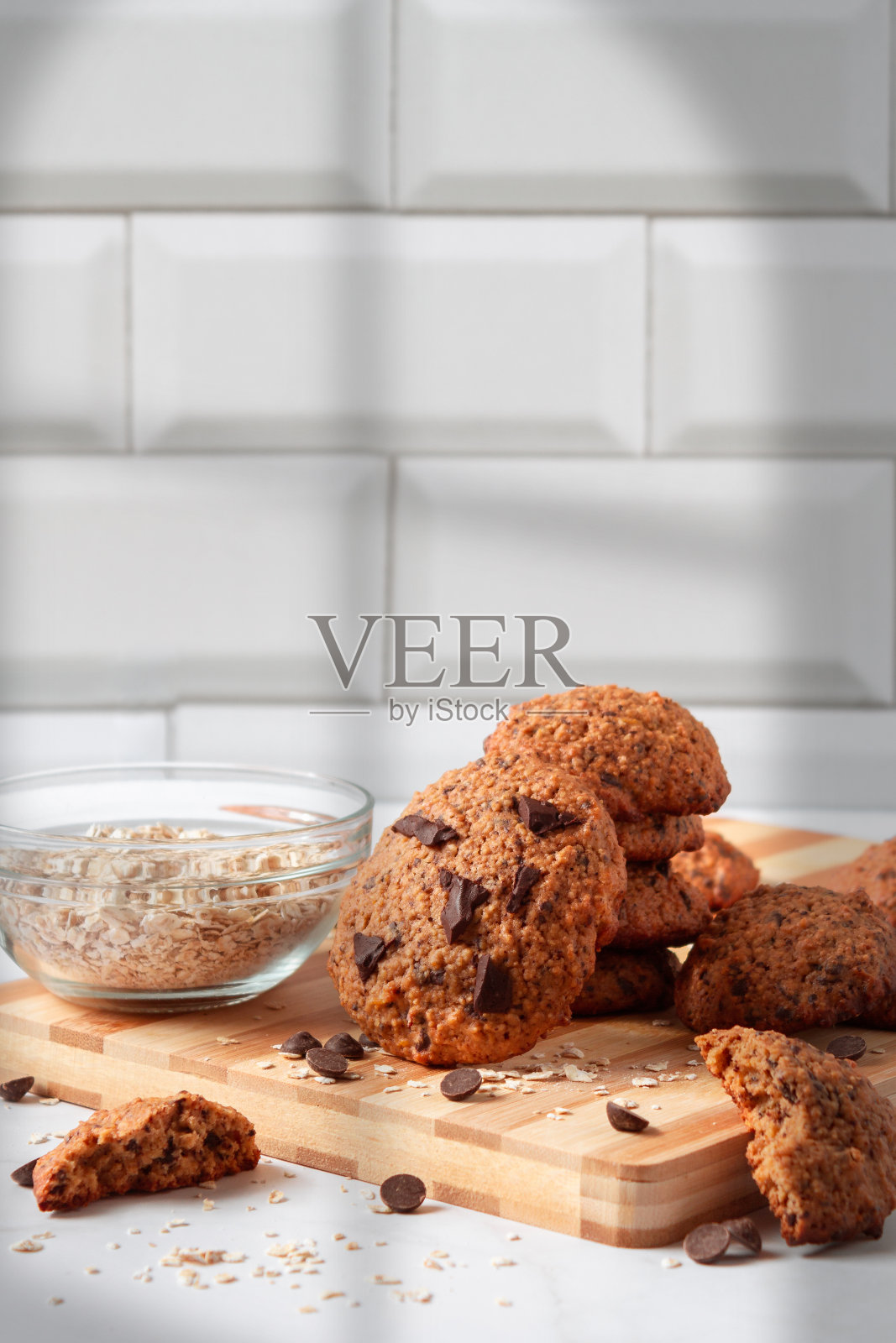 自制的巧克力燕麦饼干。照片摄影图片