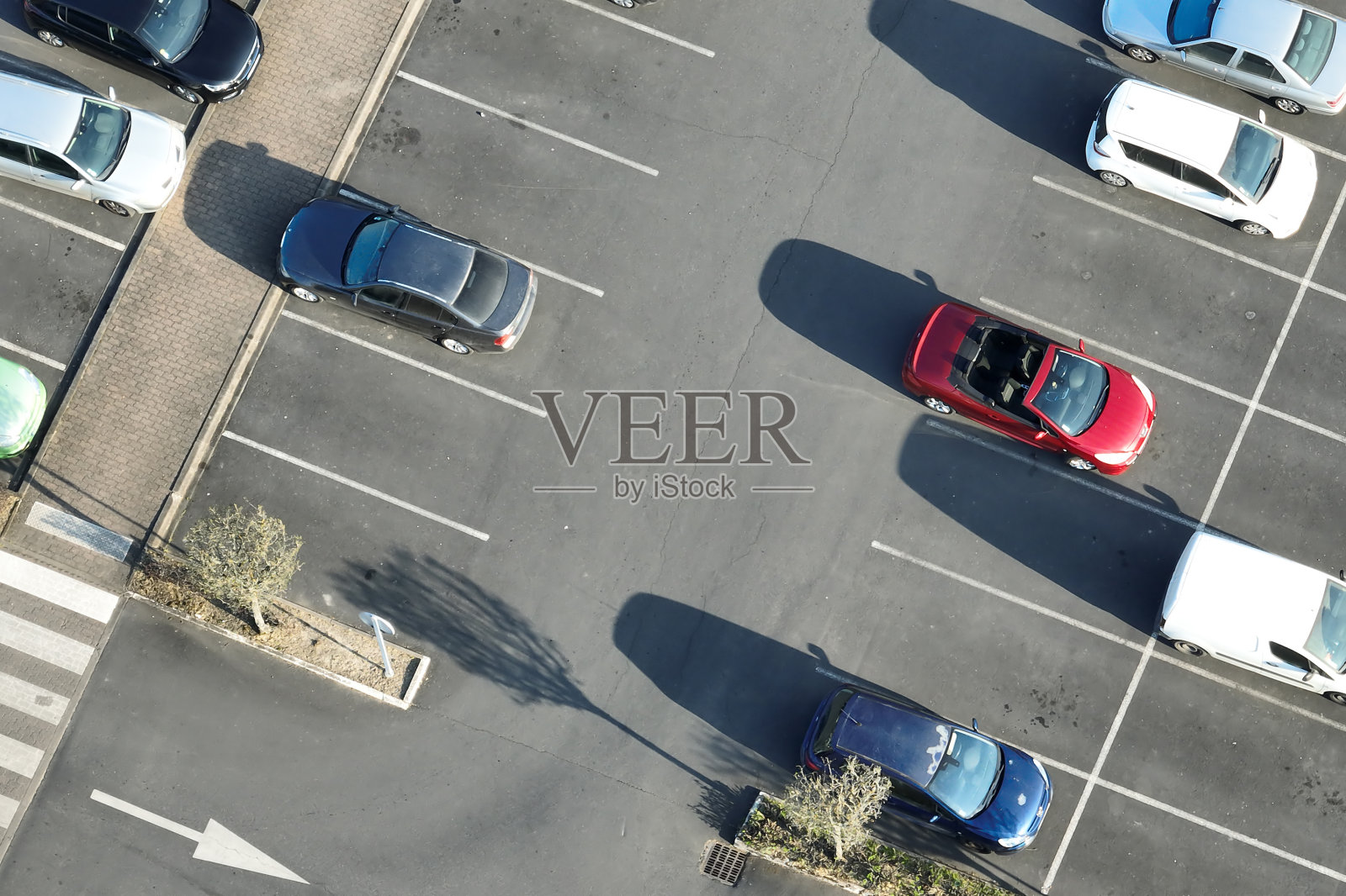 鸟瞰图，许多彩色的汽车停在停车场，有线和标记停车的地方和方向照片摄影图片