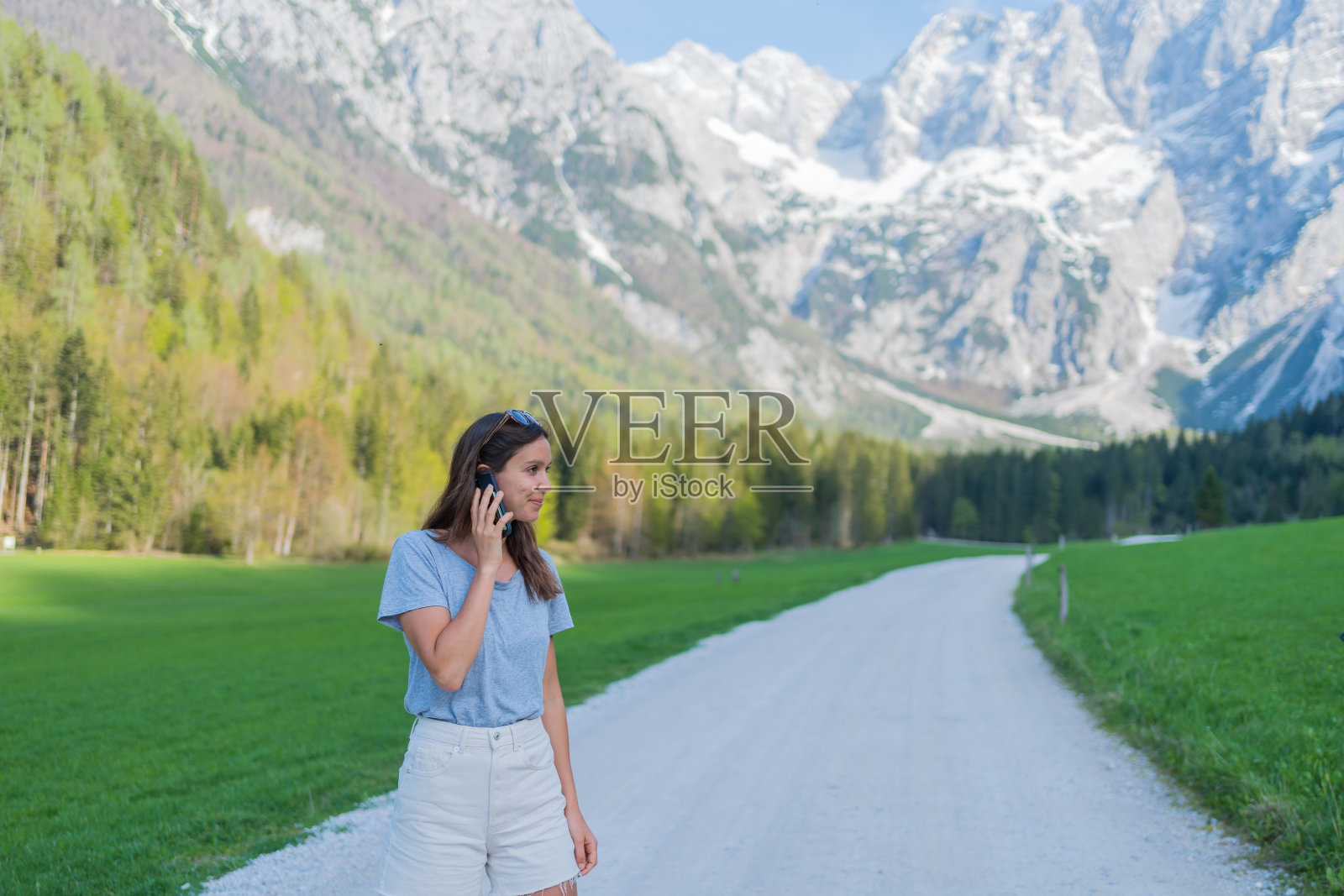 年轻女子在山路上休息照片摄影图片