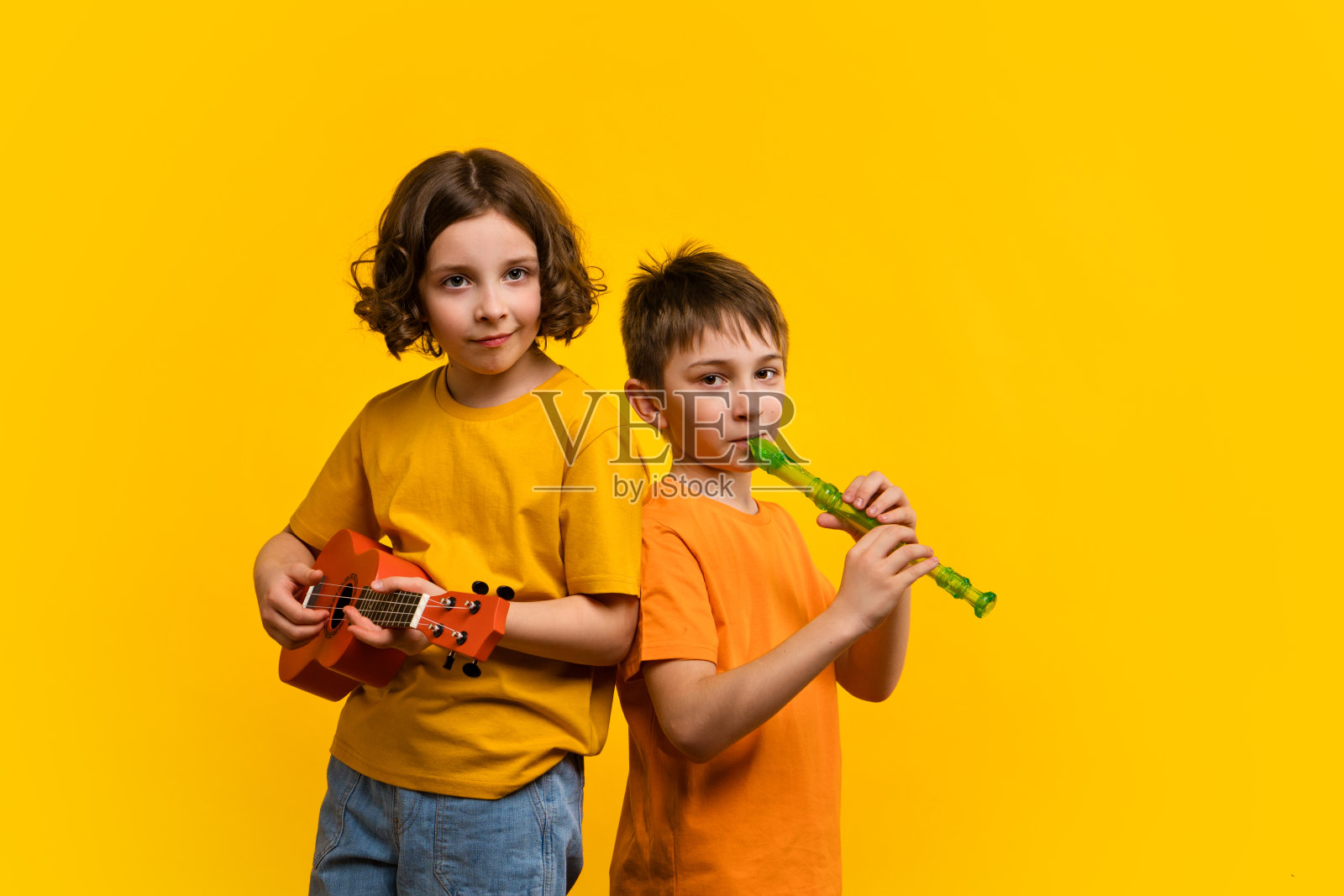 两个学校的孩子照片摄影图片