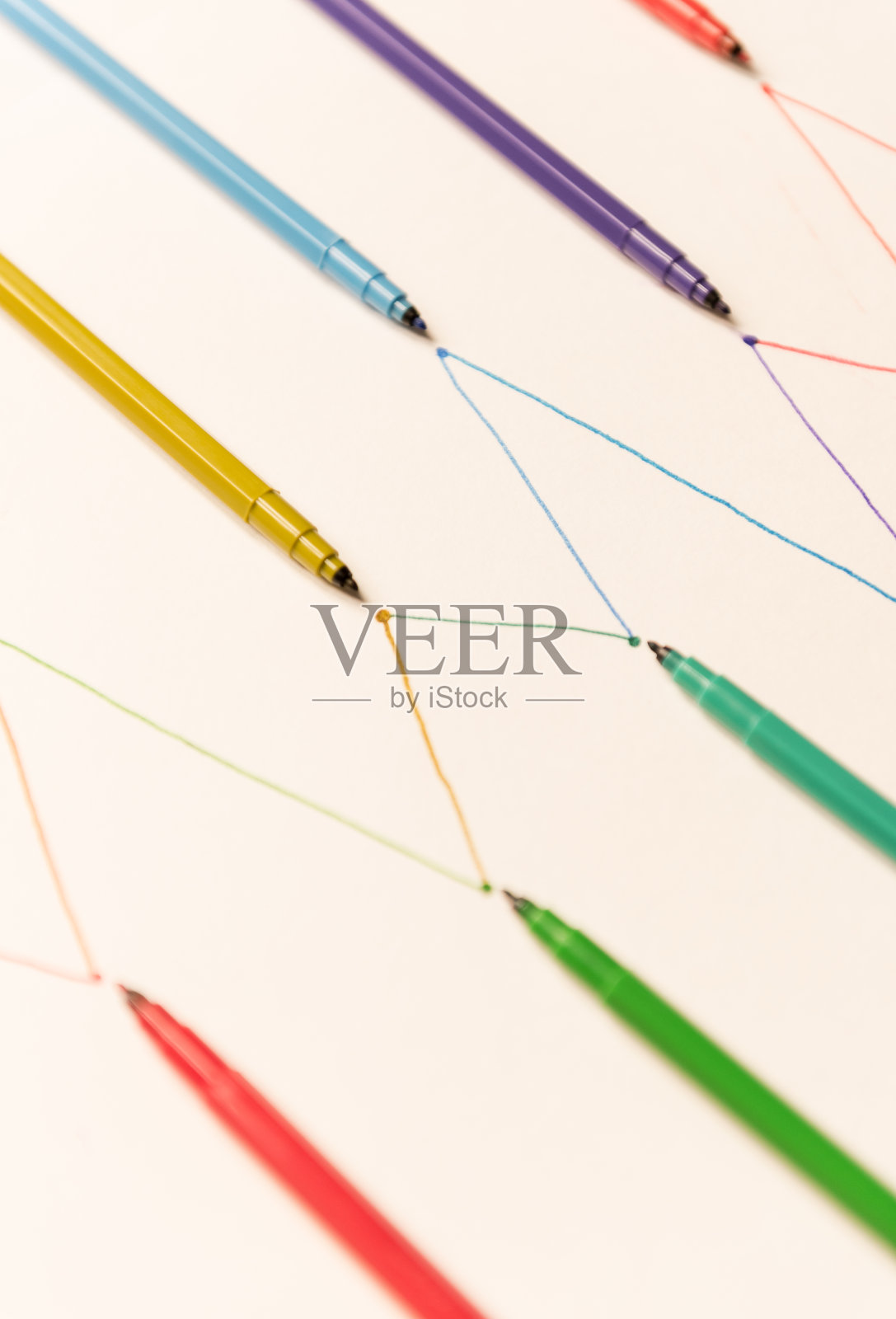 用彩色马克笔在白纸上画的线条照片摄影图片