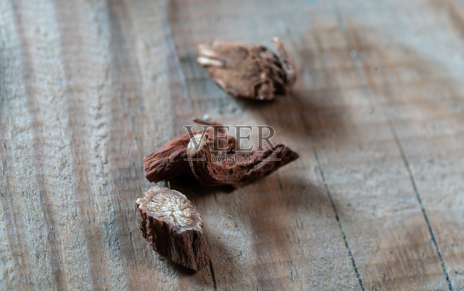 中药丹参的根放在木桌上照片摄影图片