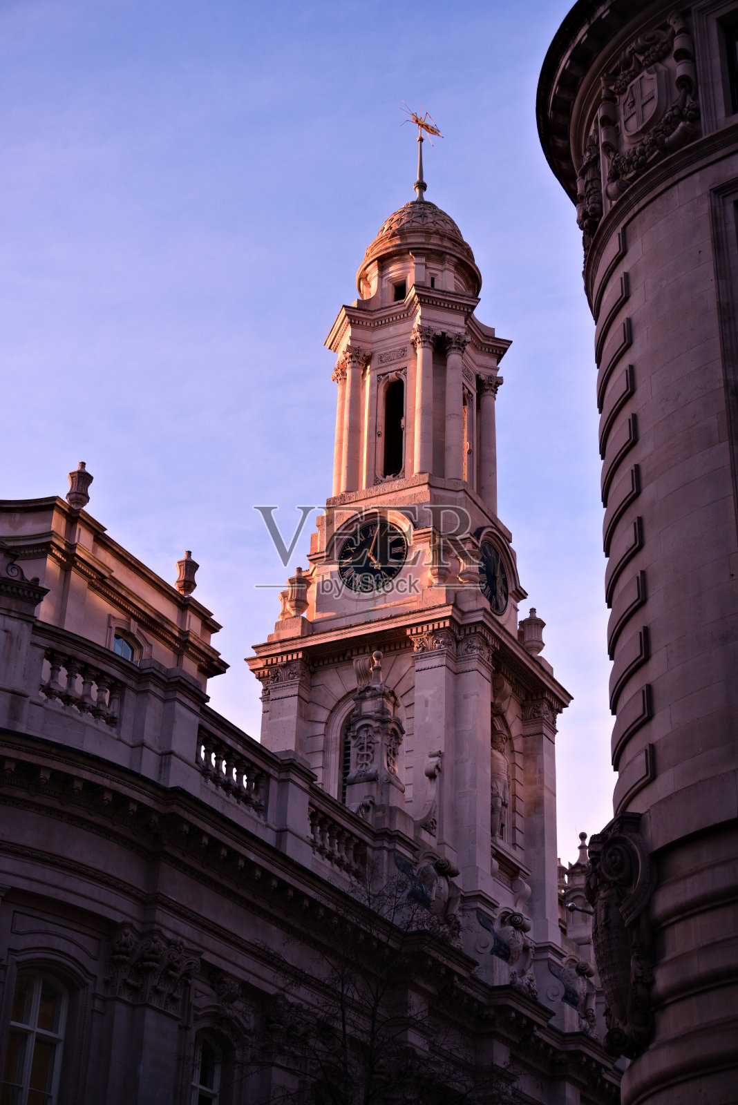 伦敦阿尔盖特的印记教堂，日落时分。照片摄影图片