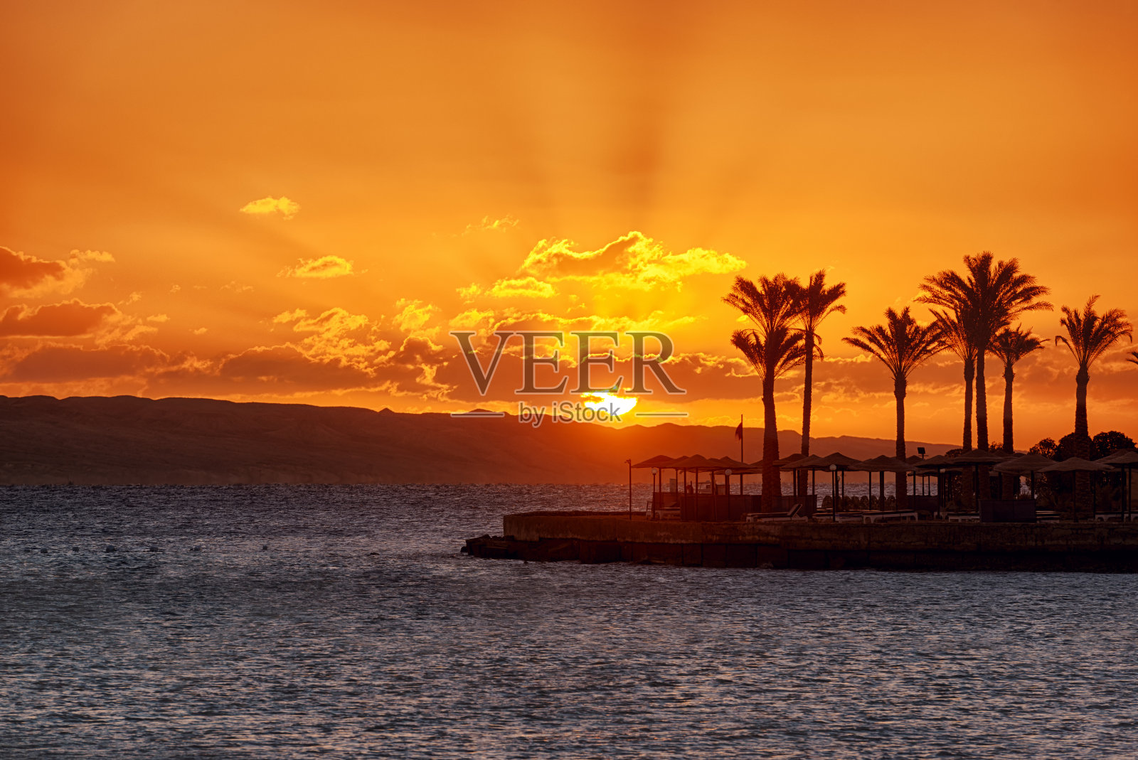 海滨度假胜地的日出照片摄影图片