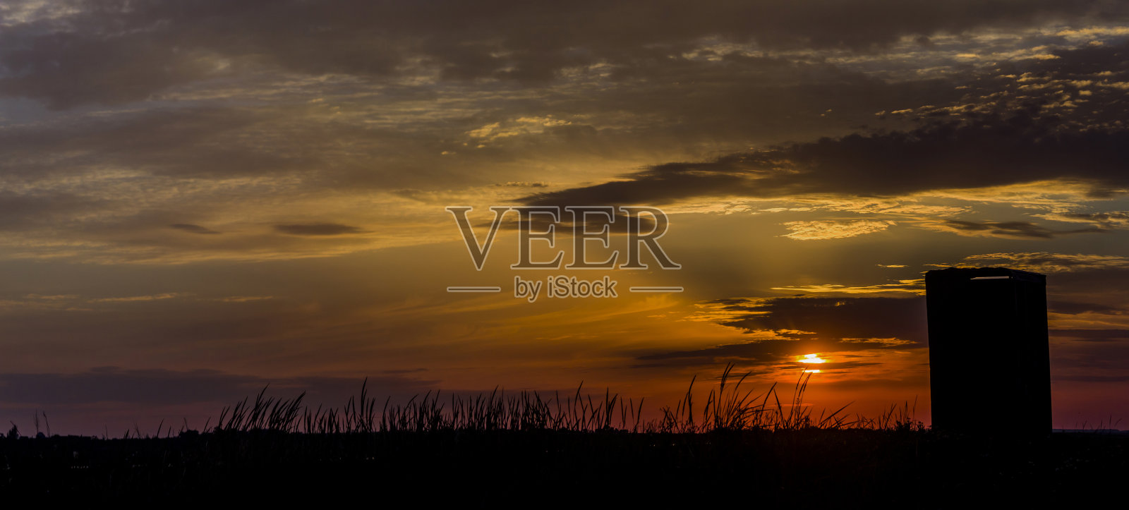 亚速海附近乌克兰大草原下的夕阳和小木屋的剪影照片摄影图片