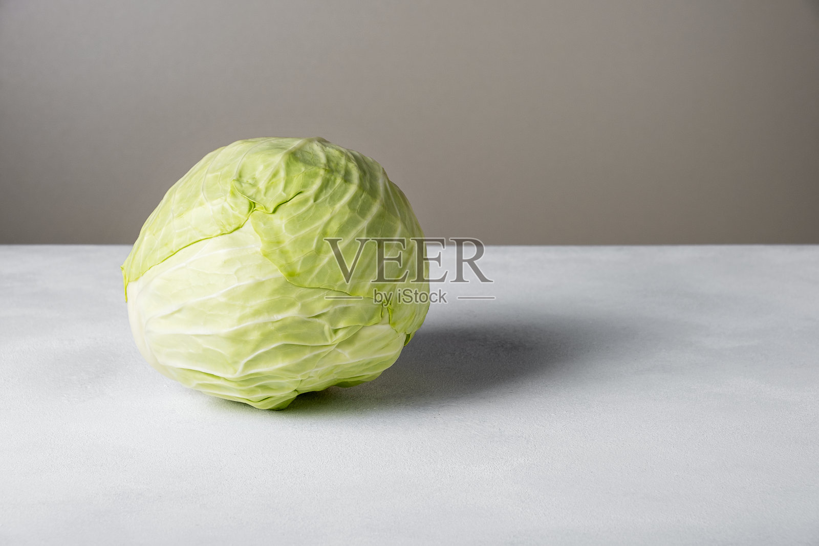 白卷心菜的头躺在表面。照片摄影图片