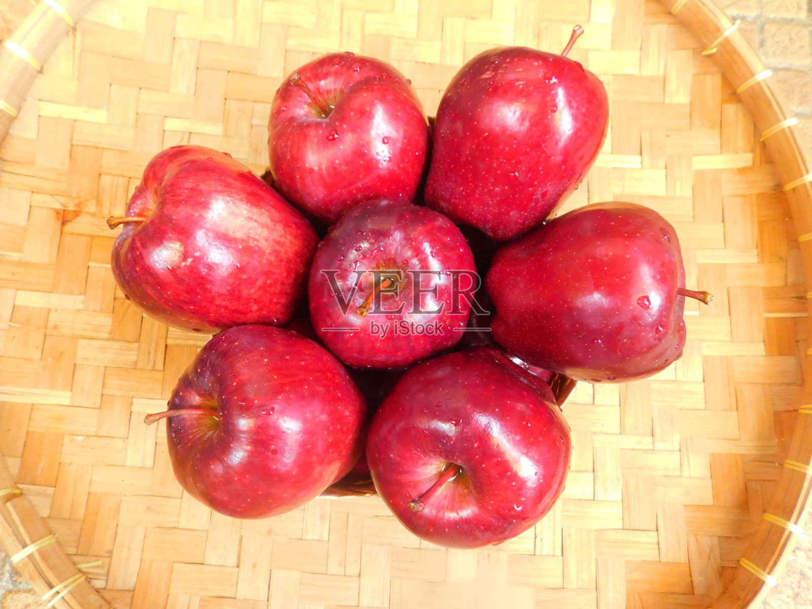 洗过的新鲜红苹果照片摄影图片