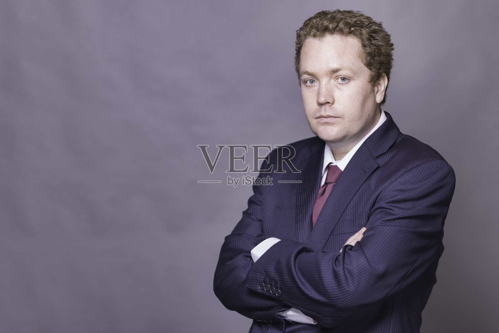 穿着细条纹西装的男人照片摄影图片