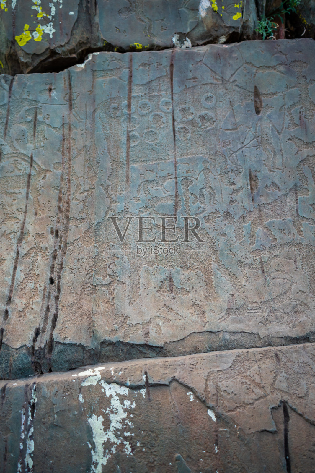 画在石墙上的人物。俄罗斯阿尔泰共和国山上的岩画照片摄影图片