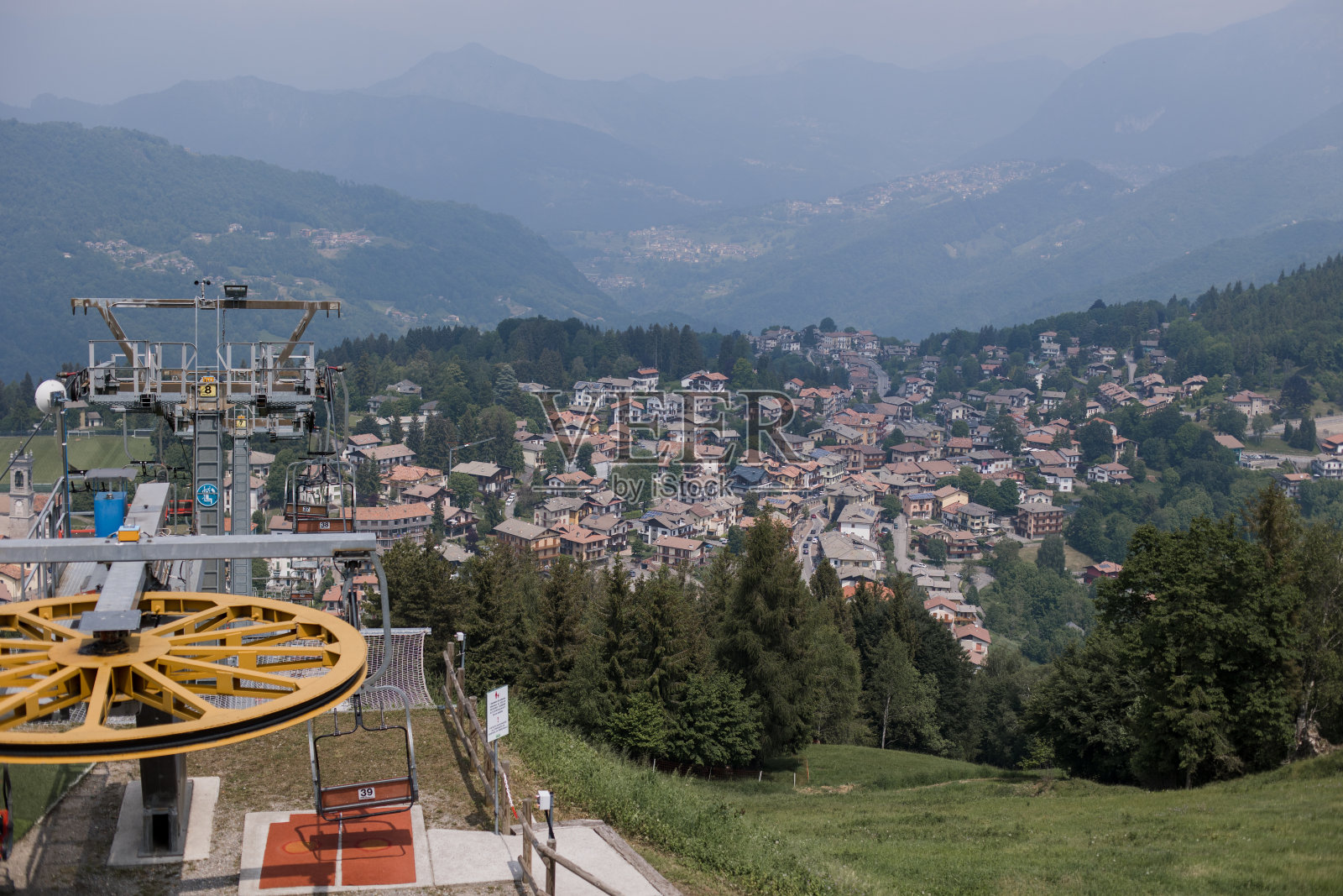 从滑雪缆车到意大利阿尔卑斯山脉的一个小镇照片摄影图片