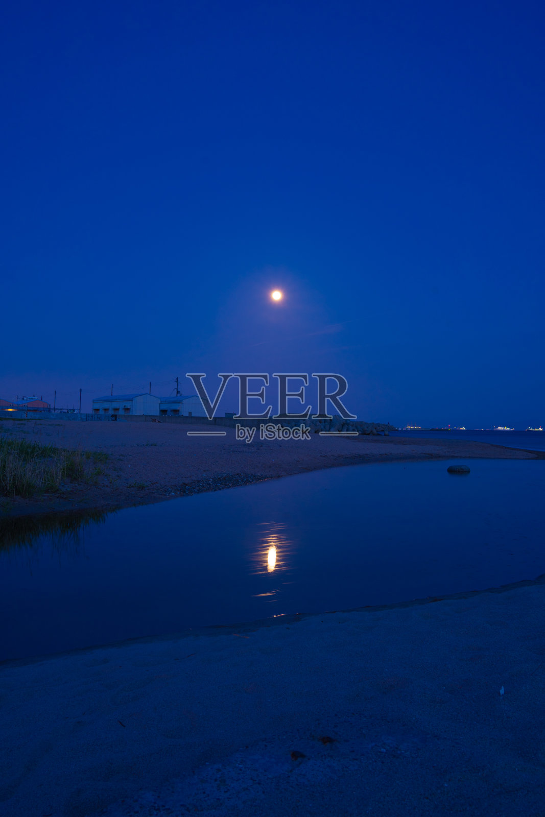 蓝时的月亮照片摄影图片