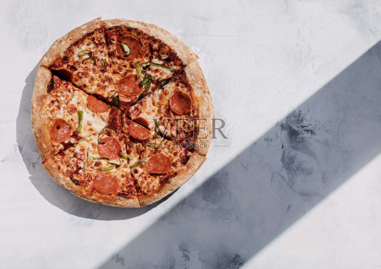 经典原味腊肠披萨照片摄影图片