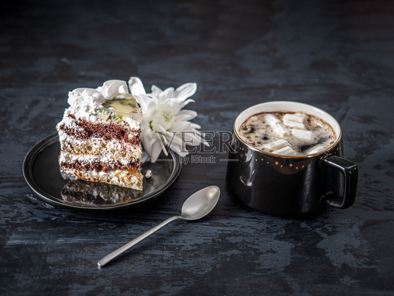 咖啡加棉花糖和菊花蛋糕是一种愉快的小吃照片摄影图片