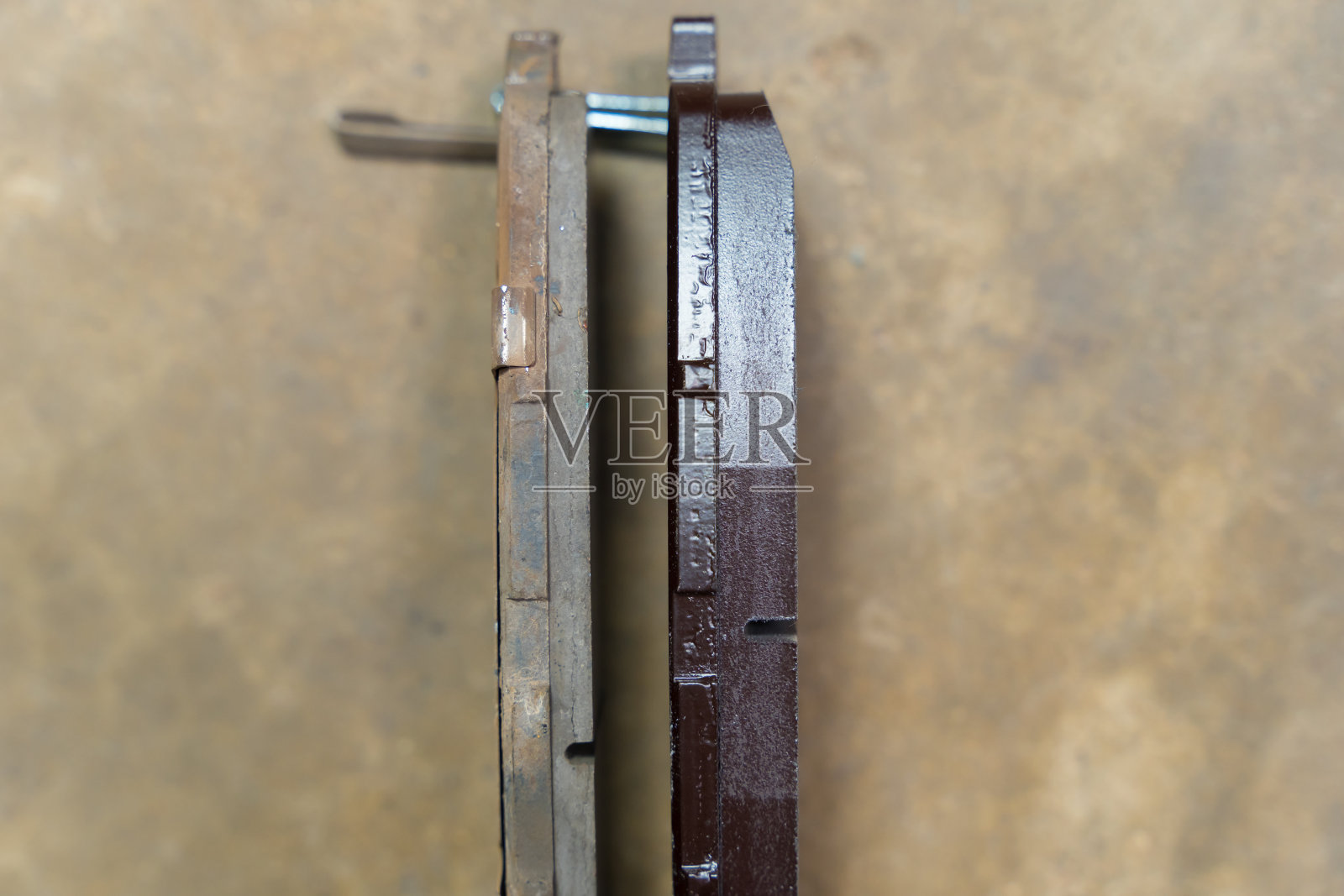 新车刹车片vs过期刹车片。照片摄影图片