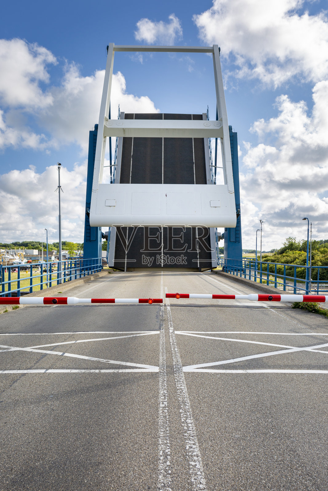 吊桥和红绿灯照片摄影图片