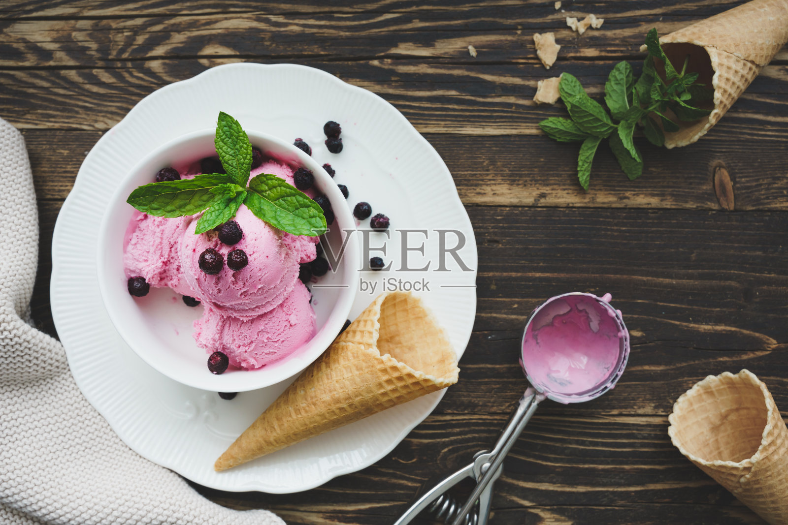 乡村木桌上蓝莓冰淇淋的顶部视图照片摄影图片