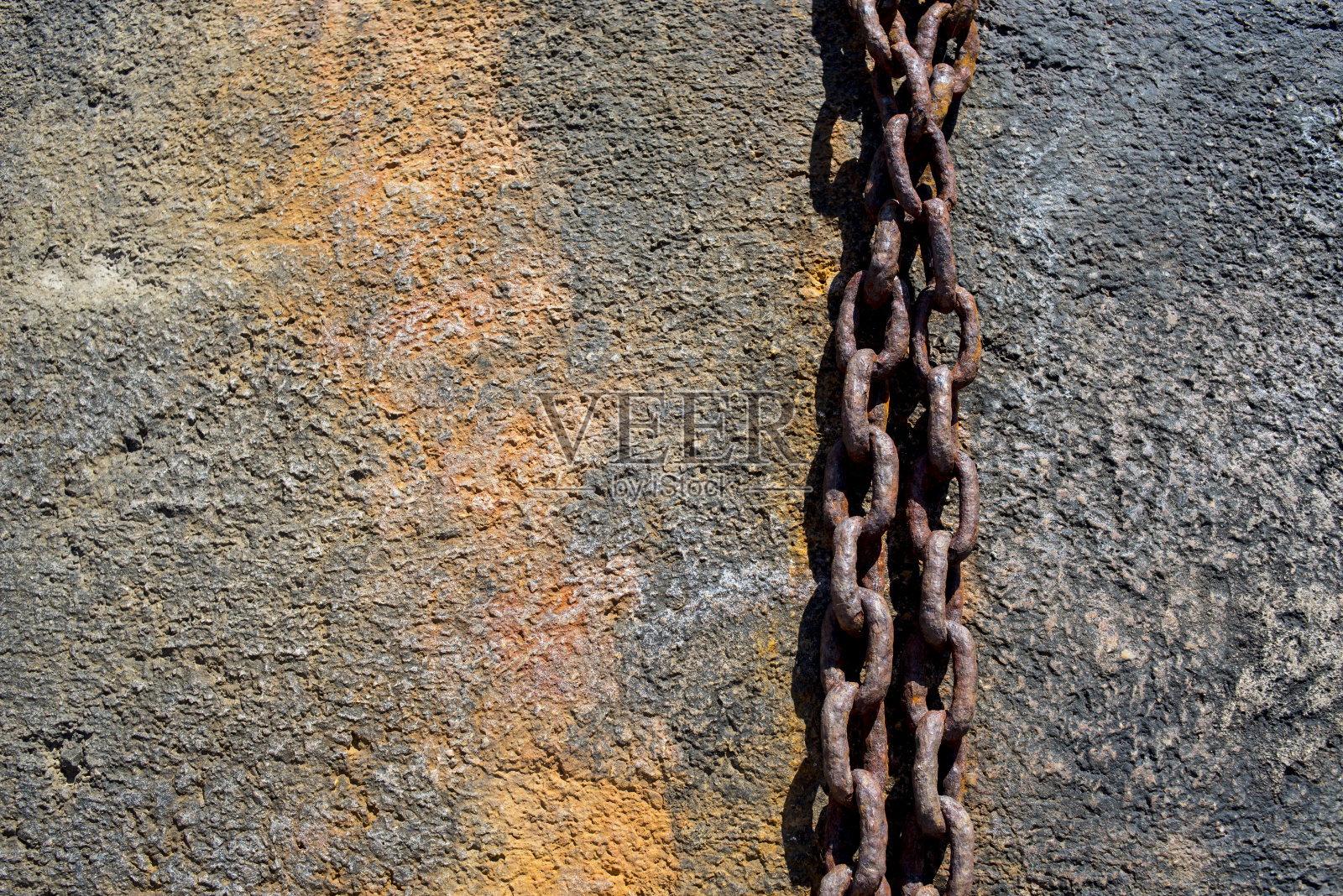 混凝土地板上生锈的铁链照片摄影图片