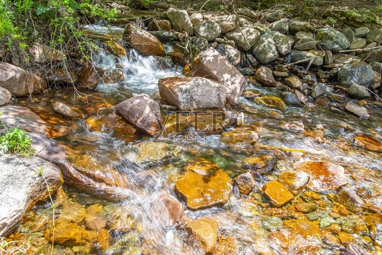 令人惊叹的美丽的瀑布叫Skok(跳跃)和村庄的小溪在古老的山叫Senokos照片摄影图片