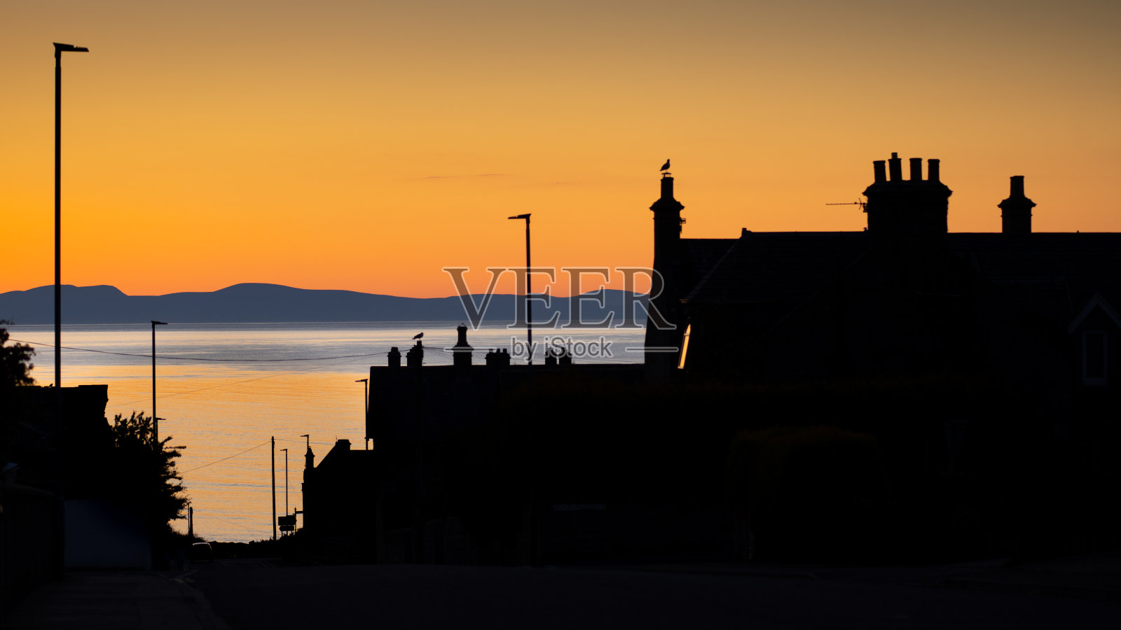 夕阳西下的天空衬托出建筑物的轮廓照片摄影图片