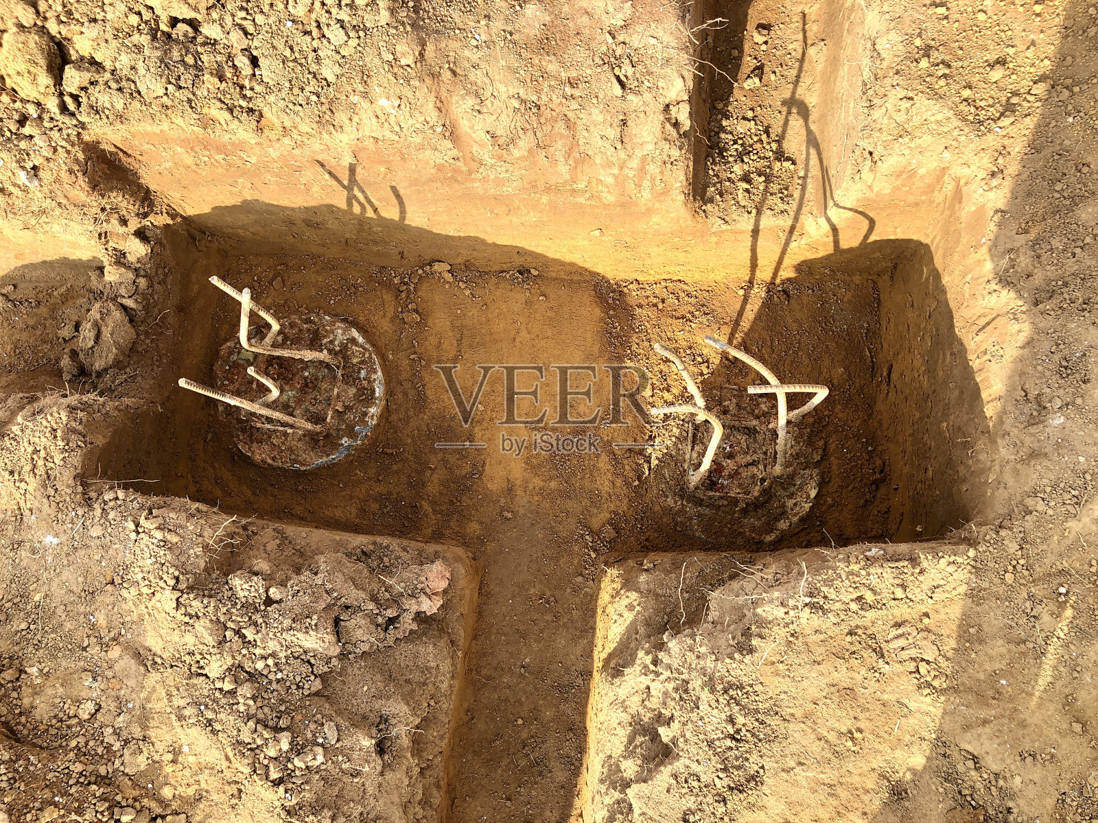 结构准备接收混凝土和安装硬件，以填充机械加工和基础开始照片摄影图片