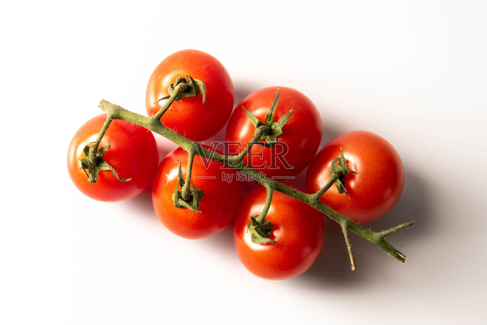 新鲜的红番茄，绿茎，白色背景。前视图。照片摄影图片