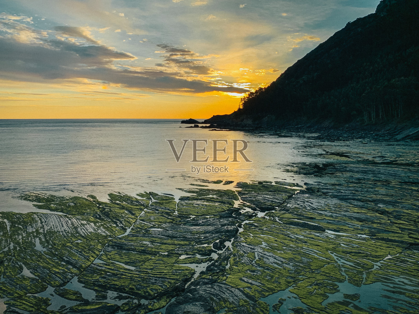 海滩上的日落照片摄影图片