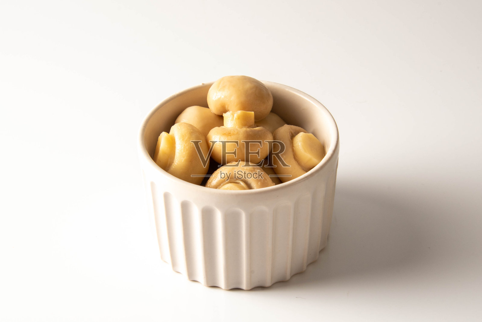 白锅泡蘑菇，白底孤立。照片摄影图片