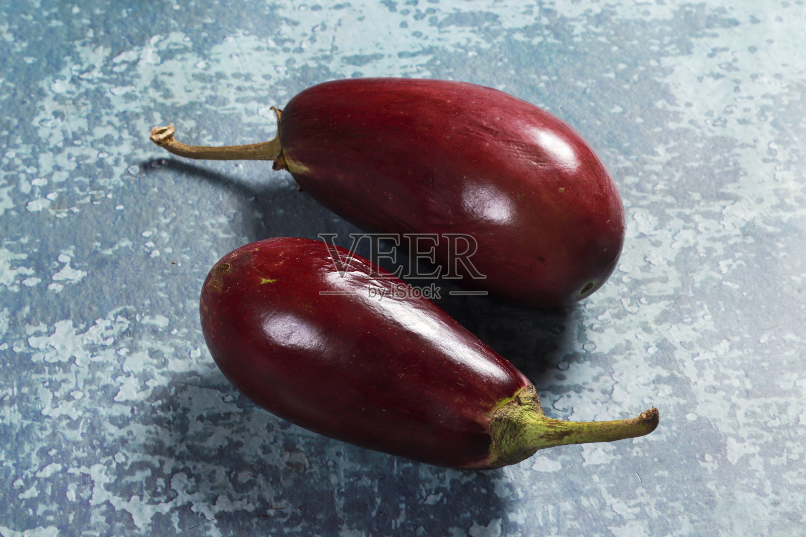 新鲜漂亮的茄子已经准备好了照片摄影图片