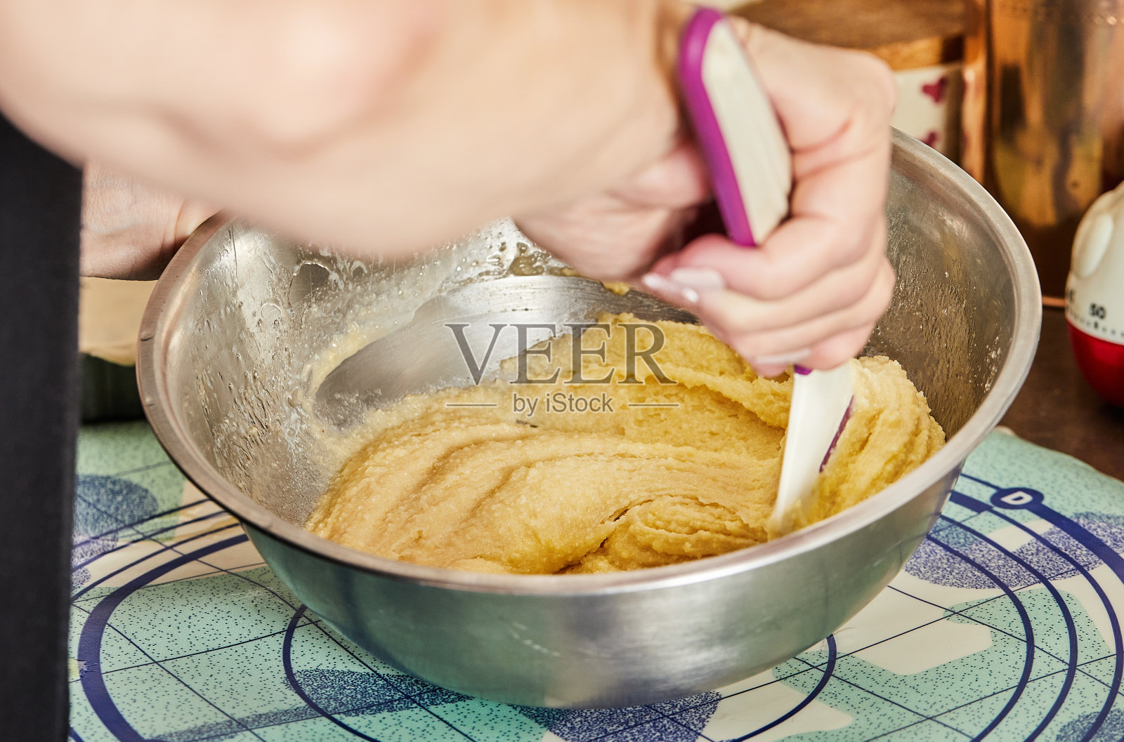 厨师在碗里揉馅制作馅饼照片摄影图片