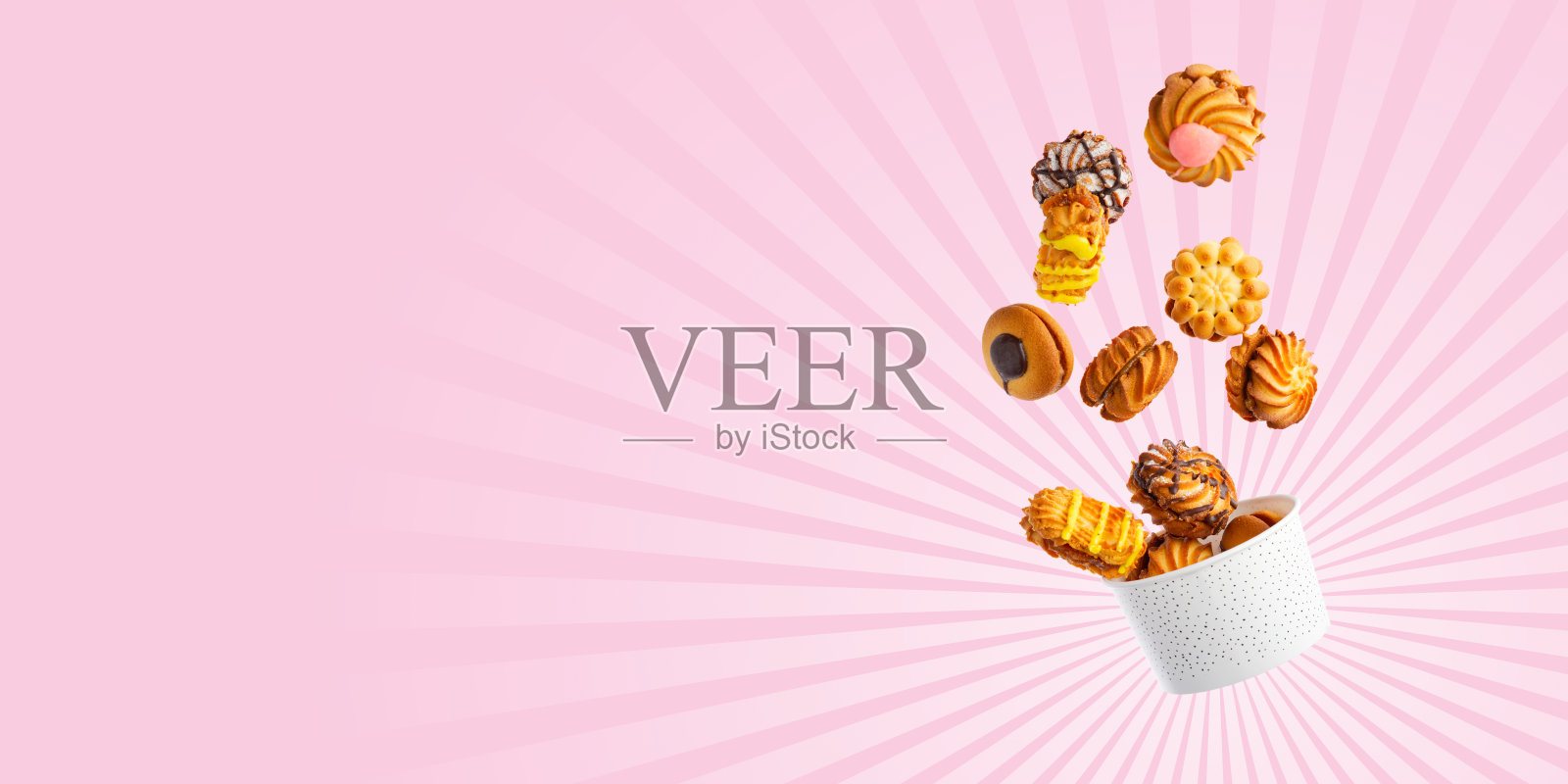 饼干悬浮。下降的饼干。饼干被面包屑弄碎了。照片摄影图片