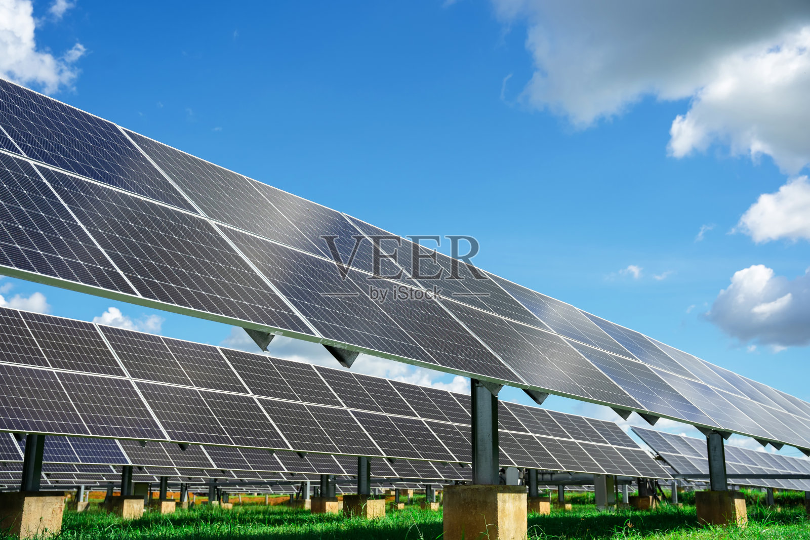 太阳能发电厂(太阳能电池)随着天空上的云，炎热的气候导致电力产量增加，替代能源节约世界能源，光伏模块的想法为清洁能源生产照片摄影图片