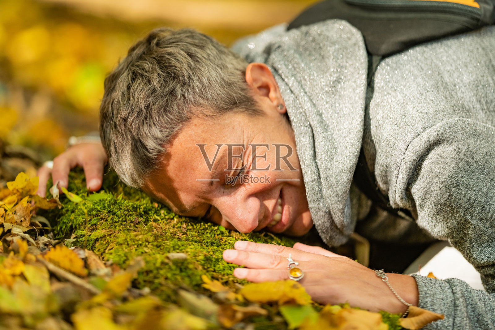 正念和基础的概念。正念的女人在森林中练习接地技巧，感受正能量和振动照片摄影图片