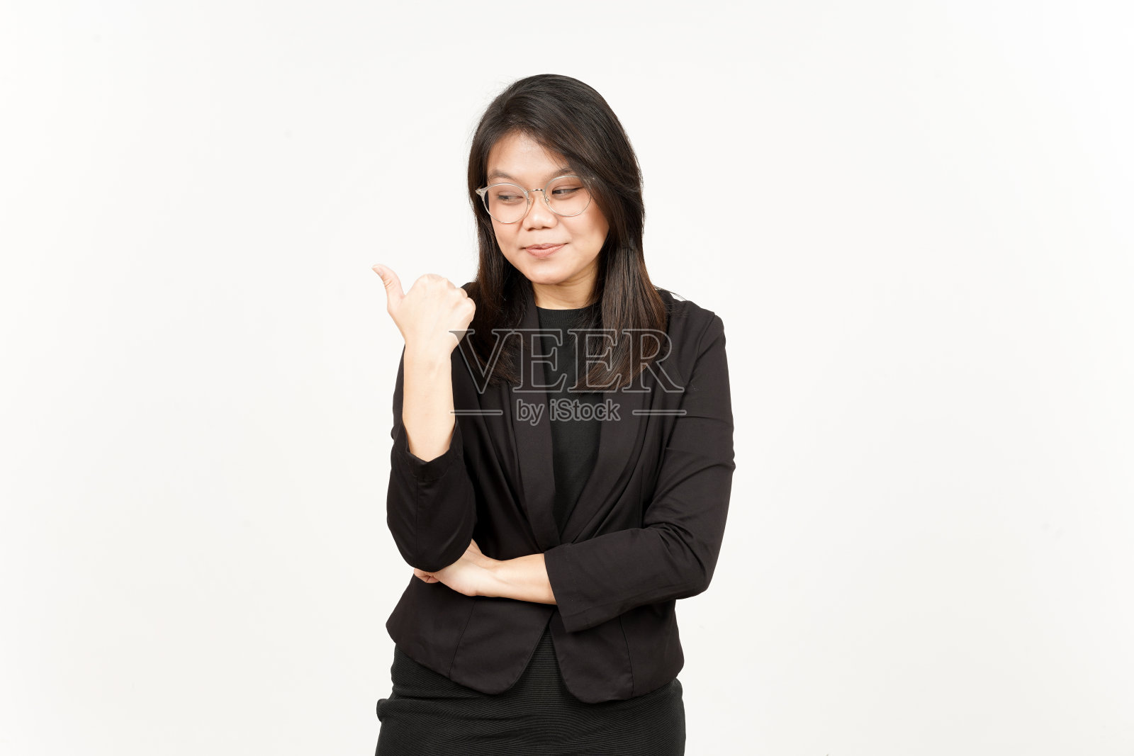 展示和指出的副产品使用拇指美丽的亚洲女人穿着黑色运动夹克照片摄影图片