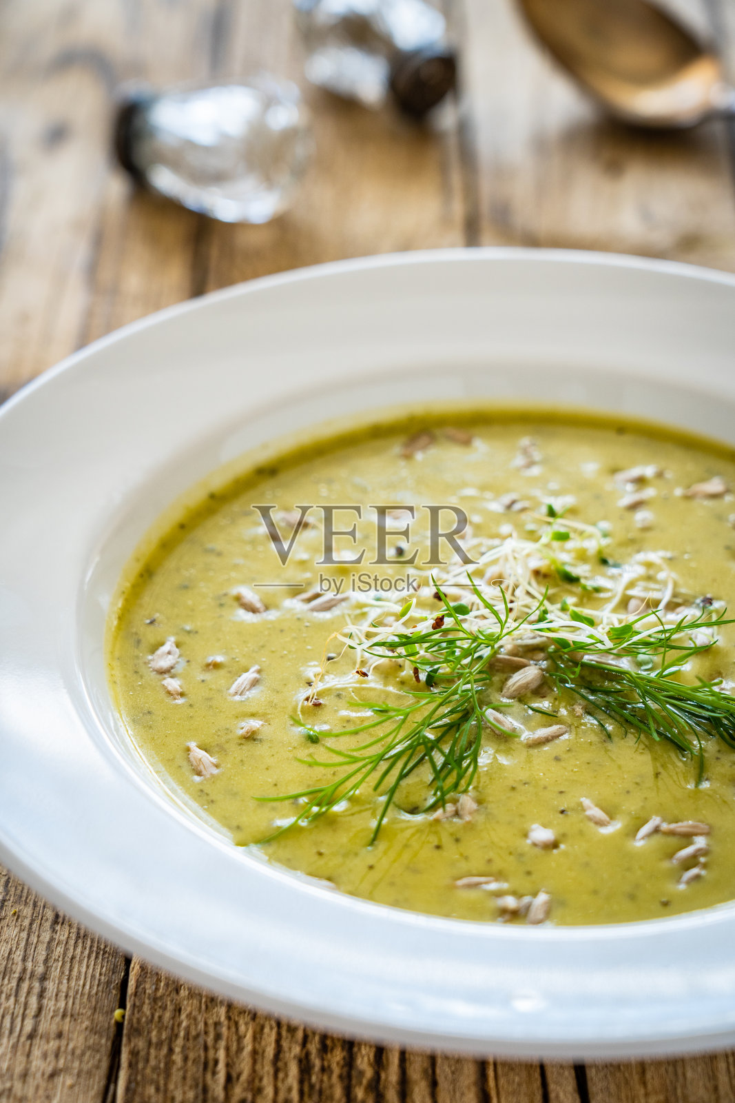 木桌上的奶油西葫芦汤照片摄影图片