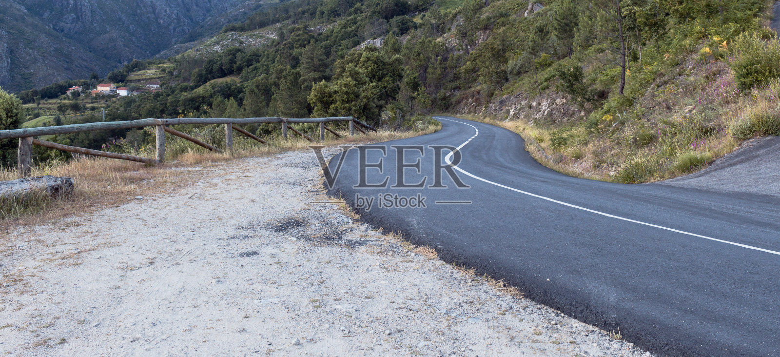 道路蜿蜒于山中，葡萄牙北部照片摄影图片