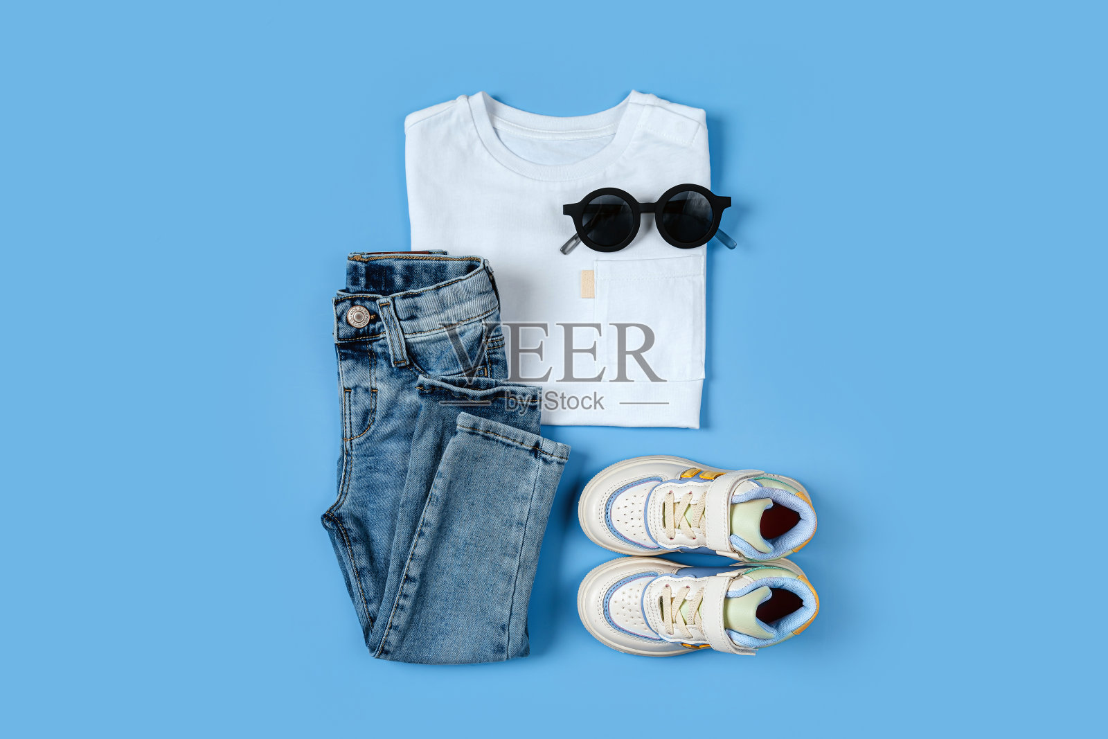 一套儿童服装和配件。儿童t恤配牛仔裤和运动鞋。时尚婴儿服装春季，秋季或夏季。照片摄影图片