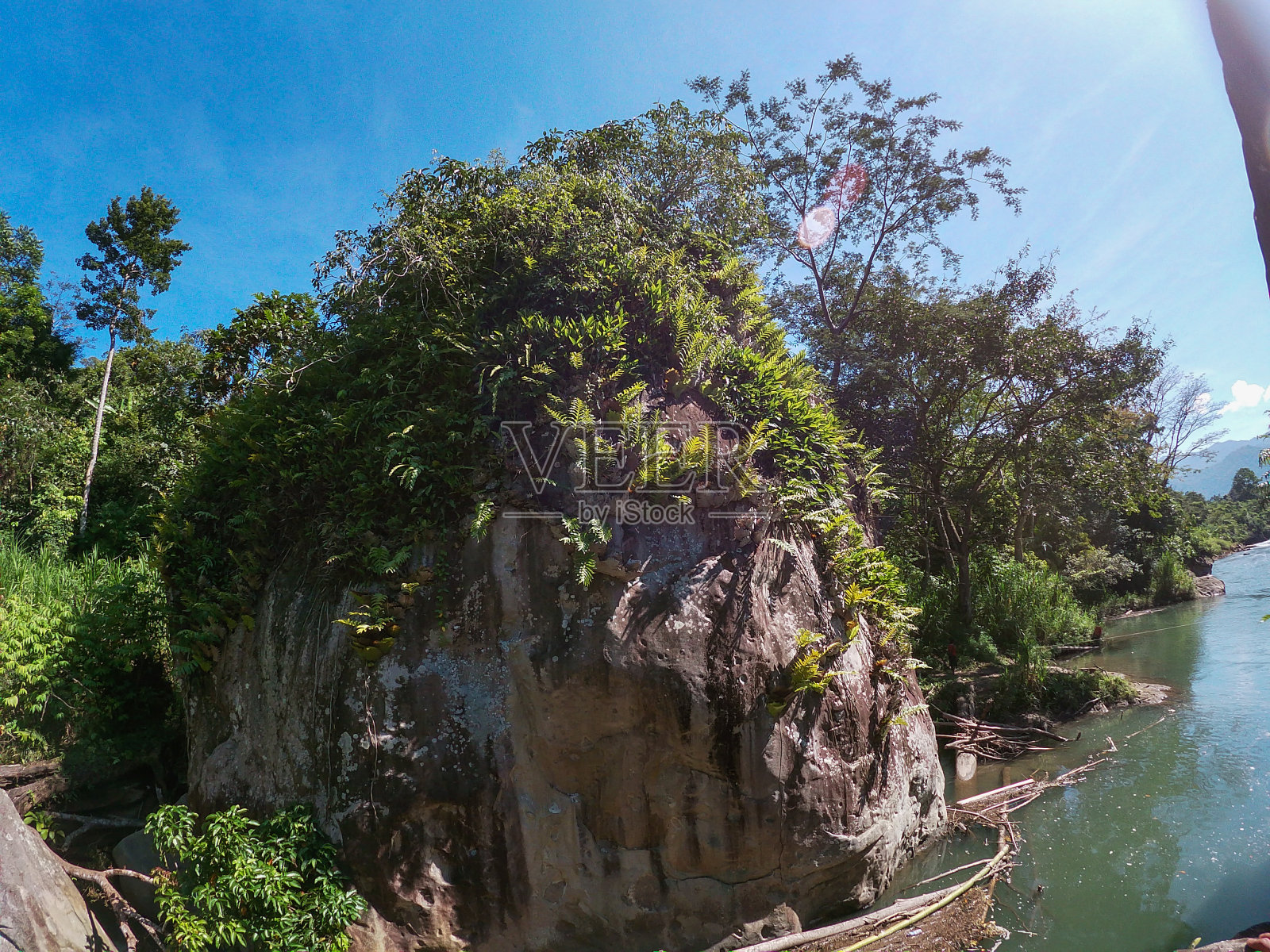 美丽的河流和大岩石照片摄影图片