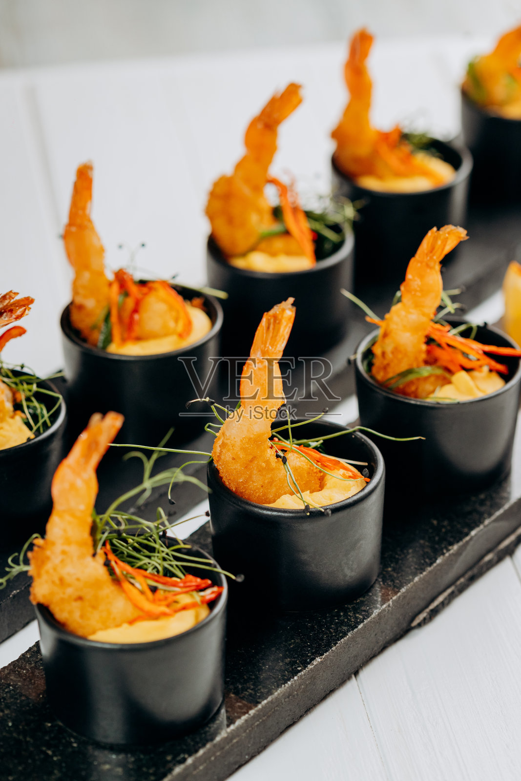 炸虎皮虾仁面包屑配芒果酱，可在餐厅食用。海鲜、贝类照片摄影图片